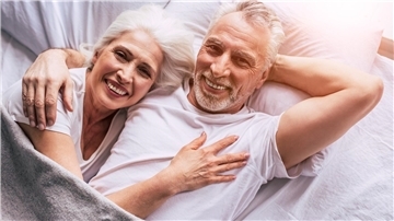 Zwei Personen liegen im Bett