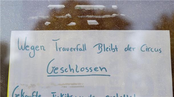 Ein handgeschriebener Zettel an der Kasse informiert die Zirkusbesucher über die Schließung wegen eines Trauerfalls. 
