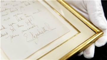 Ein handgeschriebener zweiseitigen Brief von  Königin Elisabeth II. (1926-2022) aus dem Jahr 1966 wird versteigert.
