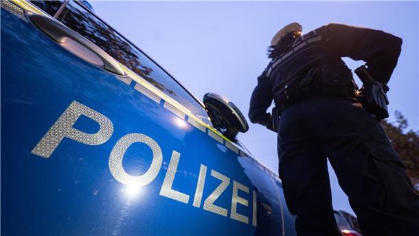 Streit zweier Familien - zwei Justizwachtmeister verletzt Ein handgreiflicher Streit zweier Familien vor dem Gebäude des Amtsgerichtes in Osterholz-Scharmbeck hat zu einem Polizeieinsatz geführt. (Symbolbild)