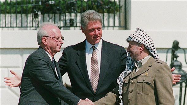 Nahost-Friedensprozess: Vertane Chance seit 30 Jahren? Ein Handschlag, der die Hoffnungen auf einen Frieden zwischen Israel und den Palästinensern symbolisiert: Der damalige Ministerpräsident von Israel, Izchak Rabin (l), und Jassir Arafat (r), damaliger Vorsitzender der Palästinensischen Befreiungsorganisation PLO, geben sich im Beisein von Ex-US-Präsident Bill Clinton die Hand.