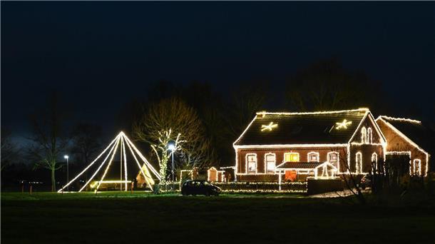 Ein Haus im Dorf Bingumgaste ist weihnachtlich geschmückt und beleuchtet.