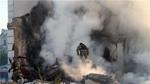 Ein Haus in Charkiw ist durch russischen Beschuss in Brand geraten.