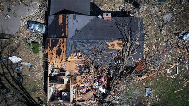 Extremwetter-Jahr: Von Wassermassen und Wirbelstürmen Ein Haus wurde im April in Covington im US-Bundesstaat Tennessee durch einen Tornado zerstört.