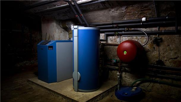 Kabinett will Pläne zum Heizungstausch auf den Weg bringen Ein Heizkessel und ein Warmwasserboiler stehen in einem Heizkeller in Dresden.