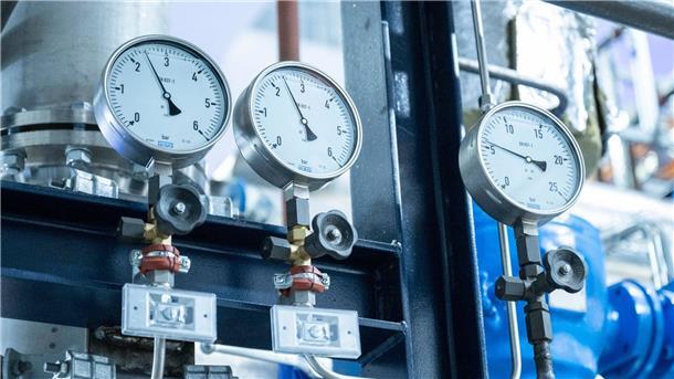 Heizungsgesetz: Kritik, Gutachten und Anschlusspflicht Ein Heizkraftwerk: Wärmenetze können angeschlossene Haushalte mit Energie versorgen.