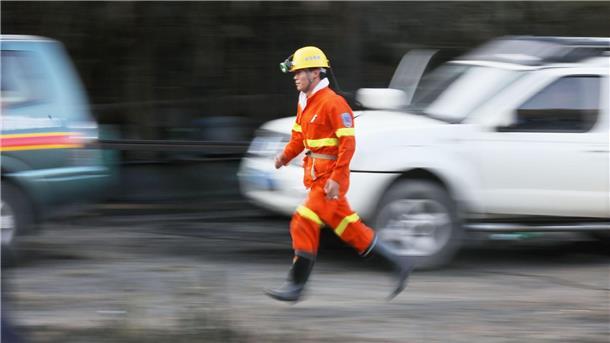 Mindestens zwölf Tote bei zwei Grubenunglücken in China Ein Helfer eines Rettungsdienstes läuft bei einem Einsatz nach einem Grubenunglück.