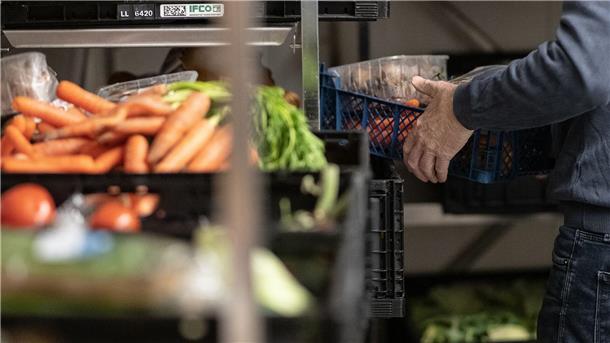 Tafeln in Niedersachsen und Bremen: Weiterhin hohe Nachfrage Ein Helfer legt Lebensmittel in eine Kiste.