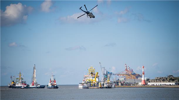 Ein Helikopter bei der Überflugübung vor Bremerhaven.