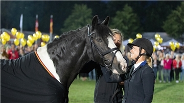 Ein Herz und eine Seele: Curley Wurley bei der Verleihung des Goldenen Reitabzeichen an Maren Prendel bei den Elmloher Reitertagen 2019.