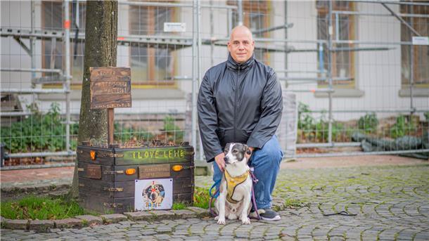 Markus Büchele und Shiloh vor ihrem ersten Beet in Lehe