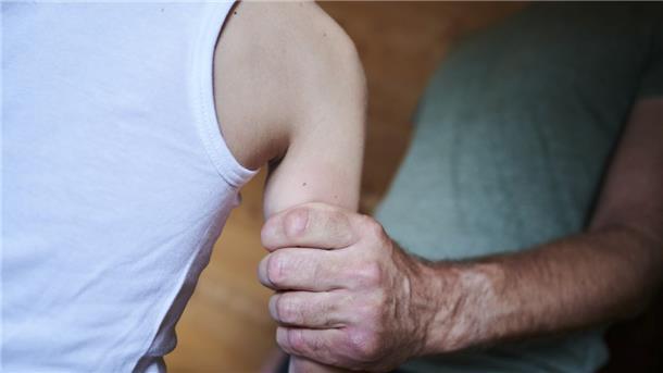 Ein heute 30-jähriger Mann wurde im Zeitraum von 1995 bis 2010 als Kind und Jugendlicher von seinem Stiefvater in Tarmstedt und später Selsingen regelmäßig verprügelt, gequält und misshandelt.