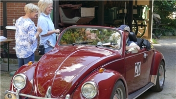 Ein Hingucker: Jess und Meike Christophersen in ihrem VW Käfer Cabrio Speedster beim Zieleinlauf am Debstedter Heimatmuseum.