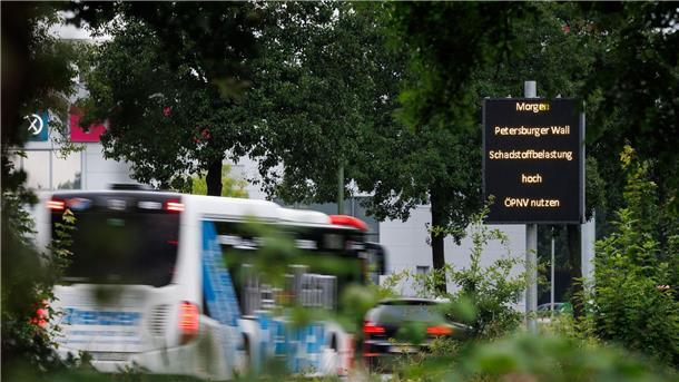 Neues Verkehrsmanagementsystem in Osnabrück aktiv Ein Hinweis („Schadstoffbelastung“) für Autofahrer ist auf einem Display an einer Hauptverkehrsstraße zu sehen.