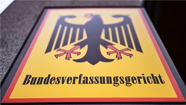 Länder wollen besseren Schutz des Bundesverfassungsgerichts Ein Hinweisschild mit Bundesadler und dem Schriftzug Bundesverfassungsgericht.