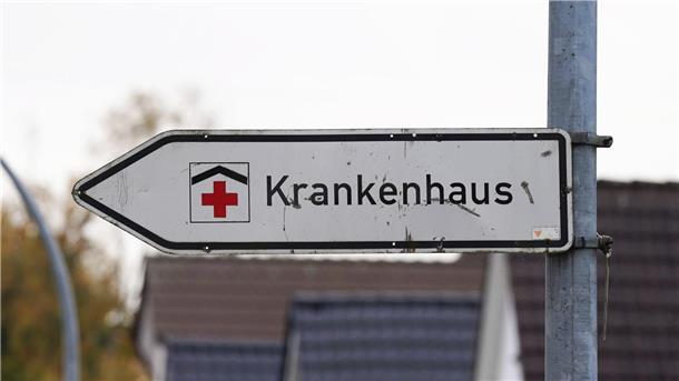 Zehn Millionen Euro für Digitalisierung von Krankenhäusern Ein Hinweisschild mit der Aufschrift „Krankenhaus“ weist den Weg zur Klinik.