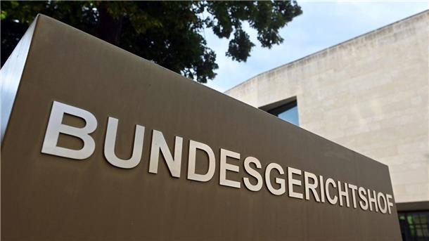 BGH prüft Streit um Kostenverteilung Ein Hinweisschild steht vor dem Bundesgerichtshof (BGH) in Karlsruhe.