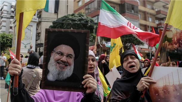 Nach langem Warten - Hisbollah-Chef Nasrallah hält Rede Ein Hisbollah-Anhänger hält ein Porträt von Hassan Nasrallah hoch: Der Hisbollah-Chef will sich zum ersten Mal seit Ausbruch des Gaza-Kriegs öffentlich äußern.