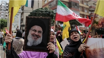 Ein Hisbollah-Anhänger hält ein Porträt von Hassan Nasrallah hoch: Der Hisbollah-Chef will sich zum ersten Mal seit Ausbruch des Gaza-Kriegs öffentlich äußern.