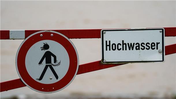 Katastrophen-Voralarm: Wasseranstieg in Aller und Leine Ein Hochwasser-Schild steht an einem überfluteten Feld.
