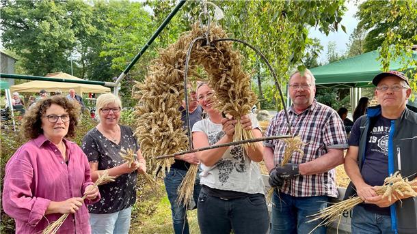 Ein Höhepunkt der gut besuchten Veranstaltung in Waddens war das Binden der Krone.