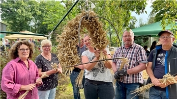 Ein Höhepunkt der gut besuchten Veranstaltung in Waddens war das Binden der Krone.