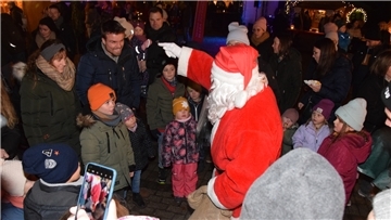 Ein Höhepunkt: Der Weihnachtsmann erscheint beim Weihnachtsmarkt in Selsingen.