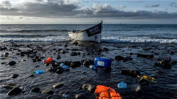 Dauerstreit Asyl: EU-Parlament stimmt für schärfere Regeln Ein Holzboot, mit dem Flüchtlinge aus Marokko über den Atlantischen Ozean gefahren sind, liegt an der Küste der Kanarischen Inseln.