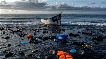 Ein Holzboot, mit dem Flüchtlinge über den Atlantischen Ozean gefahren sind, liegt an der Küste der Kanarischen Inseln (Archivbild). Im Atlantik werden viele Migranten vermisst.