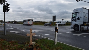 Schock nach tödlichem Unfall in Stadland: Wie wird diese Kreuzung entschärft? Ein Holzkreuz erinnert an der Kreuzung in Rodenkircherwurp an das Todesopfer und mahnt.