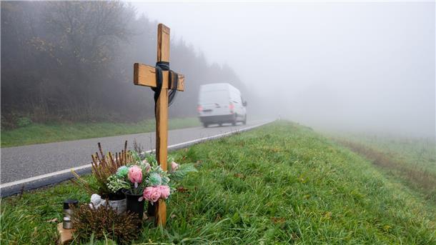 Ein Holzkreuz zum Gedenken wurde am Tatort an der K22 bei Kusel aufgestellt, wo Ende Januar 2022 die beiden Polizisten im Dienst getötet wurden.