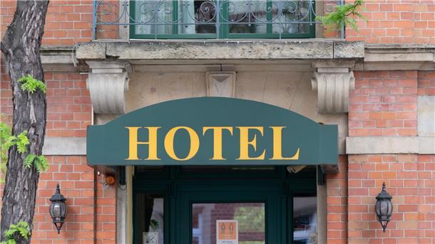 Deutschland-Tourismus im März unter Vor-Corona-Niveau Ein Hotel in Dresden: Die Übernachtungszahlen von Reisenden aus dem Inland erreichten nahezu das Vorkrisenniveau.