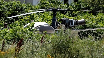 Ein Hubschrauber Alouette II, mit dem der Kriminelle Redoine Faid aus dem Gefängnis geflohen ist, steht verlassen in der Landschaft.