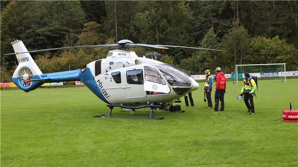 Ein Hubschrauber der Bergwacht steht auf einem Sportplatz in Ramsau bei Berchtesgaden.