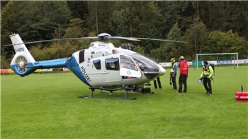 Ein Hubschrauber der Bergwacht steht auf einem Sportplatz in Ramsau bei Berchtesgaden.