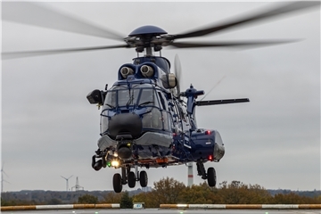 Ein Hubschrauber der Bundespolizei vom Typ „Super Puma“ (Archivbild). Ein solche Maschine steht dem Havariekommando zur Verfügung, um Feuerwehrkräfte auf Schiffe zu bringen.