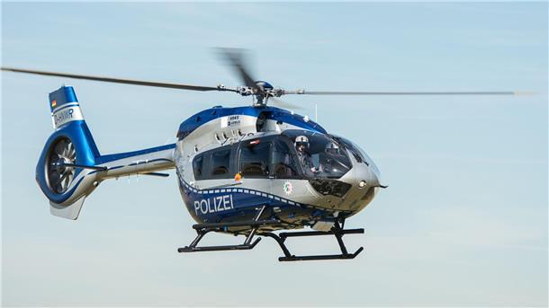 Mutmaßliche Entführung: Fahndung nach Tatverdächtigen Ein Hubschrauber der Polizei.