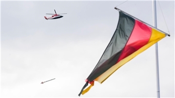 Ein Hubschrauber fliegt im Harz mit einem QAMT System mit hochempfindlichen Magnetfeldsensoren.