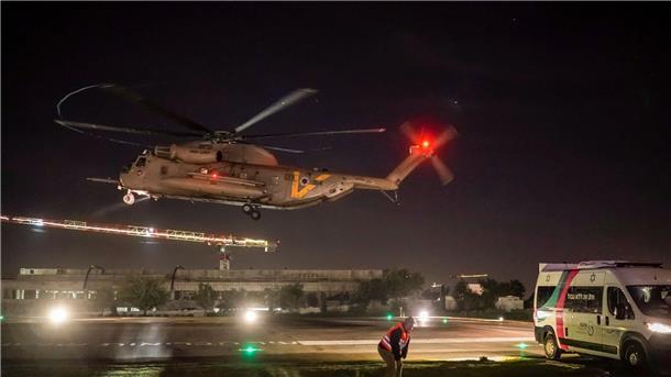 Feuerpause im Gaza-Krieg wird fortgesetzt Ein Hubschrauber mit freigelassenen israelischen Geiseln landet auf dem Sheba Medical Center in Ramat Gan.