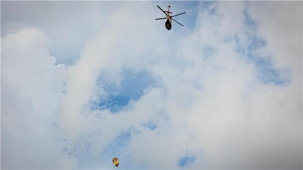 Forscher untersuchen Harz auf Rohstoffe: Hinweise auf Erze Ein Hubschrauber startet vom Flugplatz Hildesheim aus mit einer Sonde (unten).