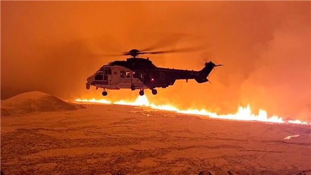 Ein Hubschrauber wagt sich in die Nähe des Magma-Stroms.