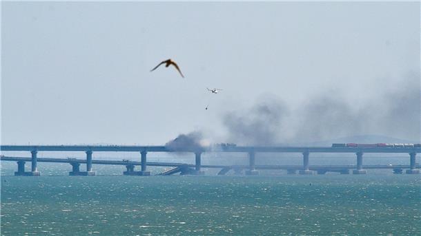 Krieg gegen die Ukraine: So ist die Lage Ein Hubschrauber wirft Wasser ab, um das Feuer auf der Krim-Brücke zu löschen.
