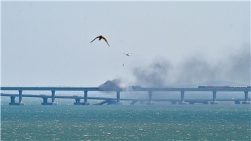 Ein Hubschrauber wirft Wasser ab, um das Feuer auf der Krim-Brücke zu löschen.