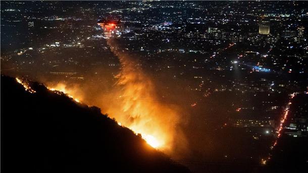 Feuer in den Hollywood Hills - Evakuierungen angeordnet Ein Hubschrauber wirft Wasser auf das brennende Sunset Fire in den Hollywood Hills.