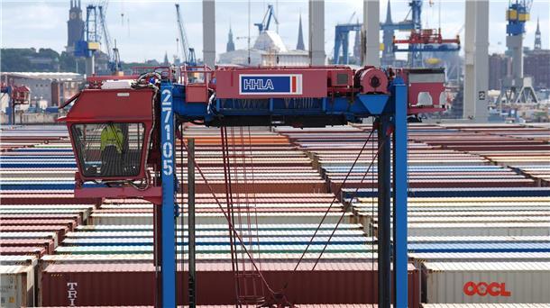 Ein Hubwagen fährt zwischen Containern im Hamburger Hafen umher. (Archivbild)  