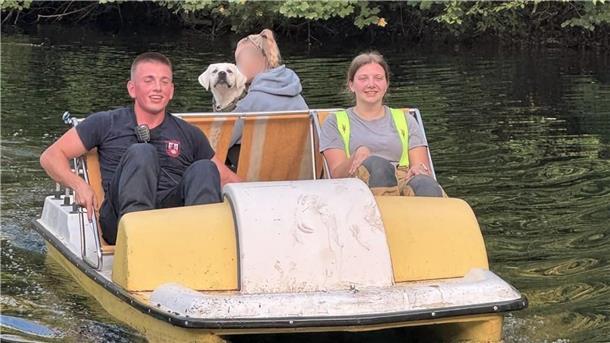 Ausflug mit dem Tretboot? Nee, Rettungsaktion! Ein Hund stürzt in einen Steinbruch und wird von der Feuerwehr mit einem Tretboot gerettet.