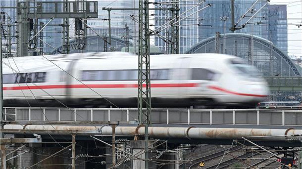 Ein ICE der Bahn verlässt den Frankfurter Hauptbahnhof.