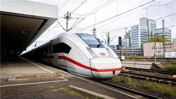 Fernzüge der Bahn etwas pünktlicher Ein ICE der Deutschen Bahn steht im Hauptbahnhof Hannover.