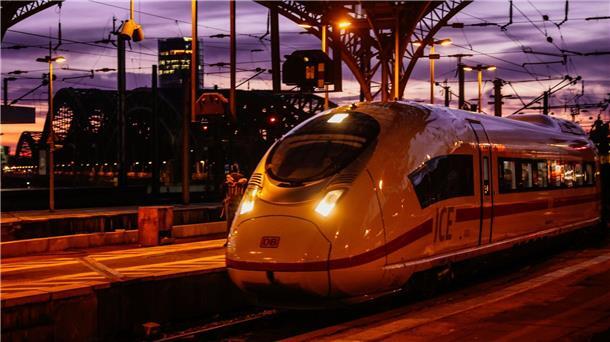 Fernzüge selten mehr als eine Stunde verspätet Ein ICE fährt in den Kölner Hauptbahnhof ein. Wird ein Halt mit weniger als 5:59 Minuten erreicht, gilt der Zug als pünktlich.