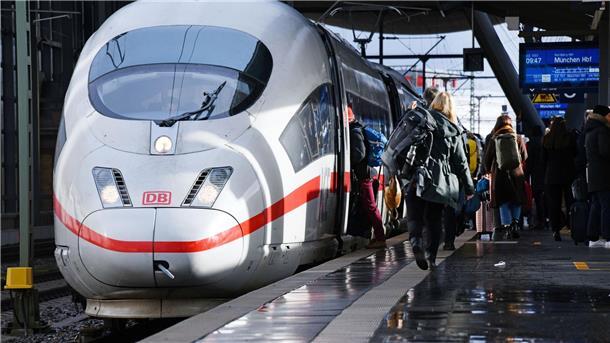 Ein ICE steht an einem Bahnhof.